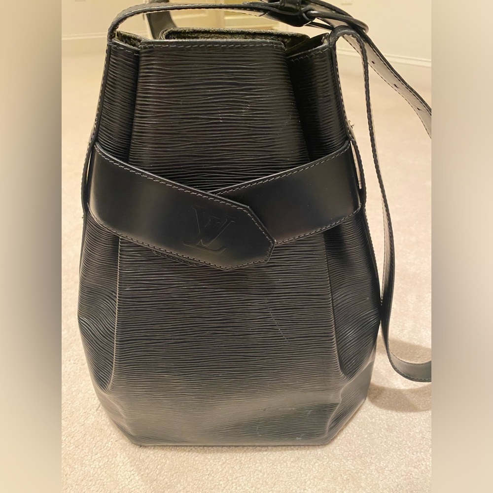 Louis Vuitton ~ Sac d'Epaule Bucket Bag ~ GM Black ~ Epi Leather *POUCH INCLUDED